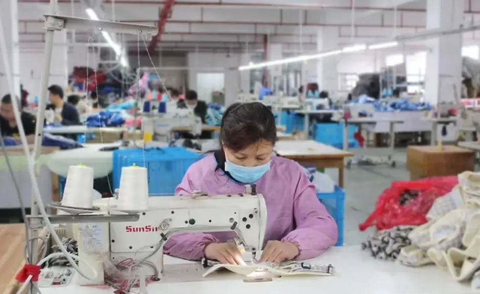 HUIJIA PET operator sewing private-label dog walking gear in the production workshop